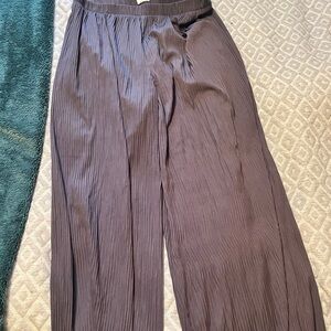 Pleated Wide-Leg Pants in Dark Gray